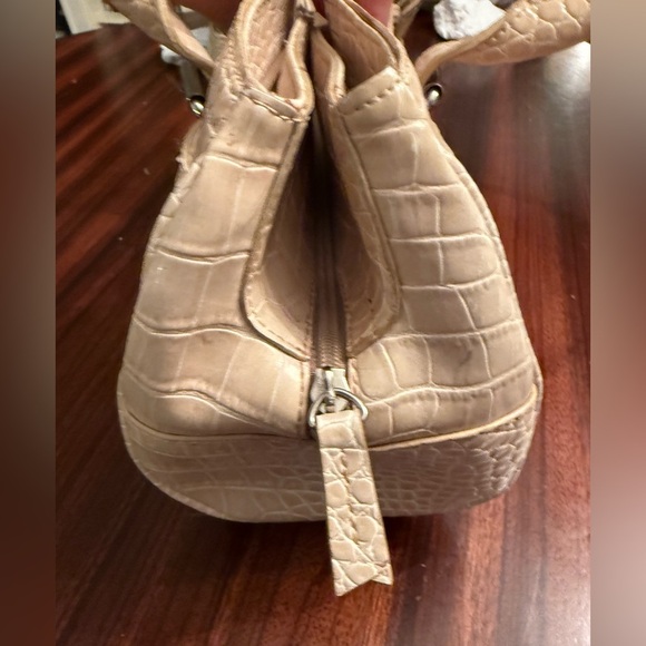 LIZ CLAIBORNE Cream Croc Embossed Faux Leather Top Handle Bag East-West - Picture 9 of 16